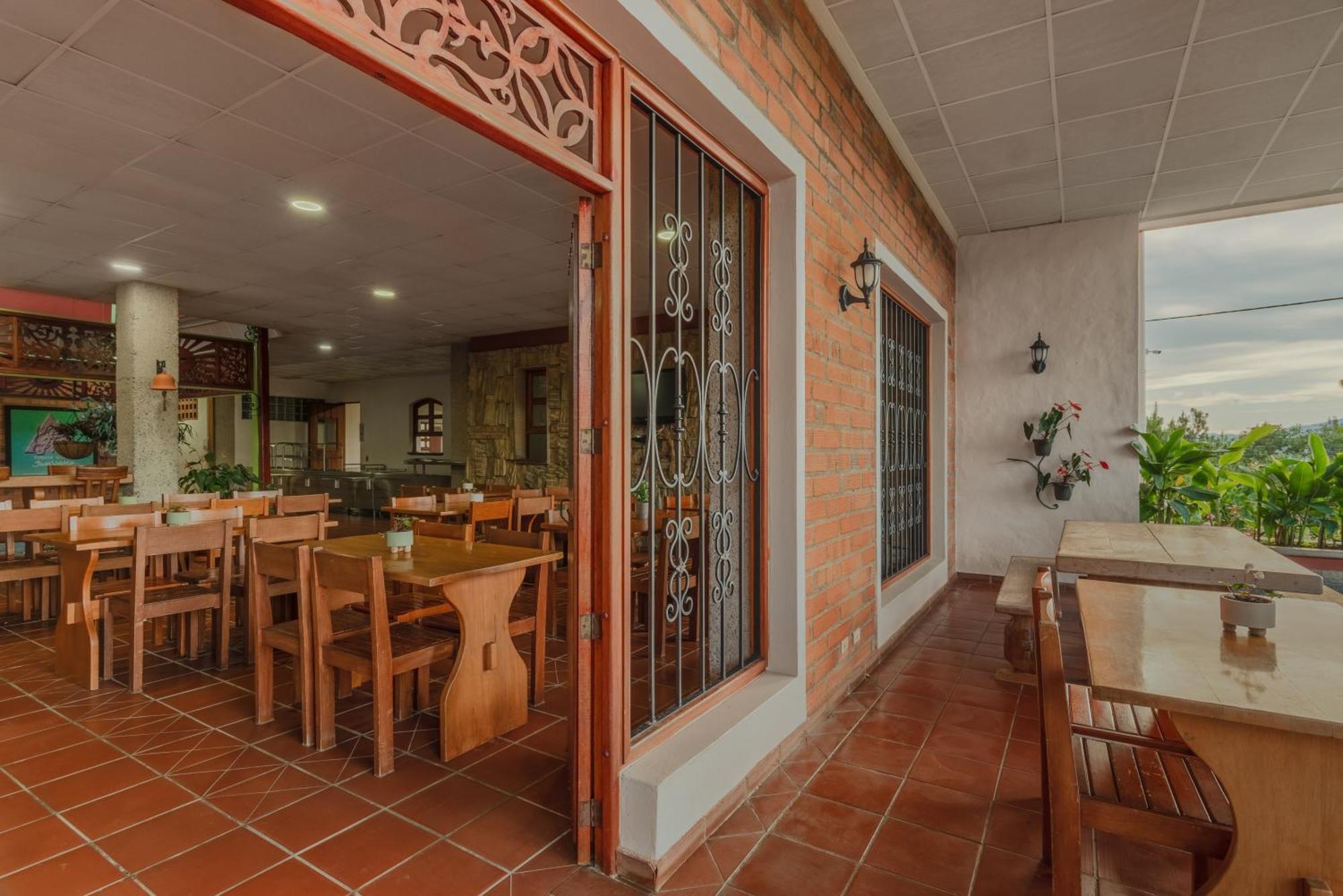 Granja Del Cafe Hotel Y Centro De Convenciones Venecia  エクステリア 写真